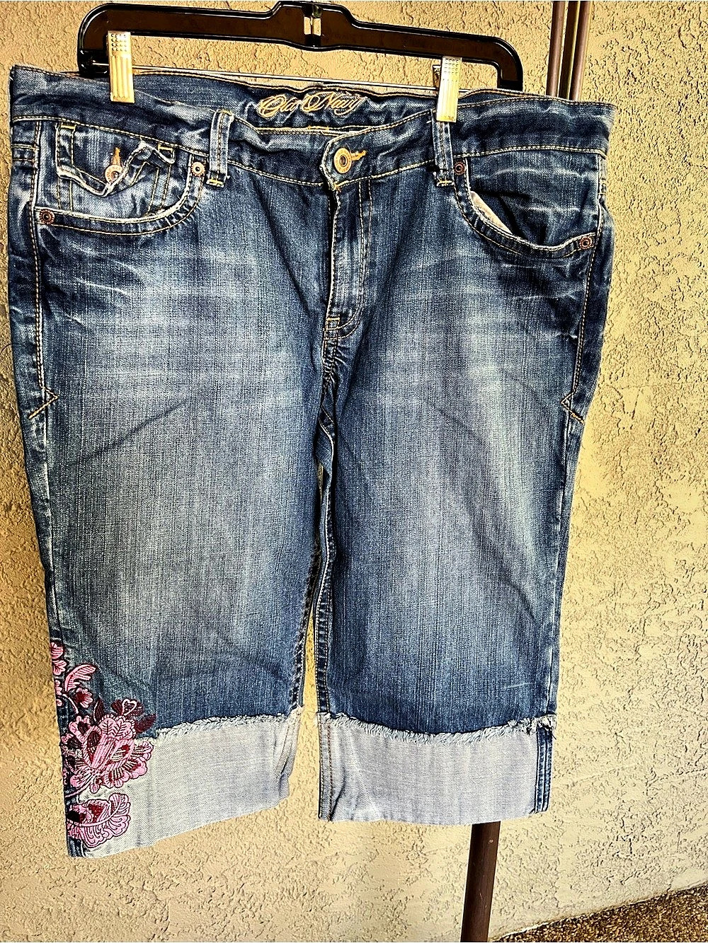 3for $25 Old Navy Embroidered Cuffed Capri Jeans Size 16